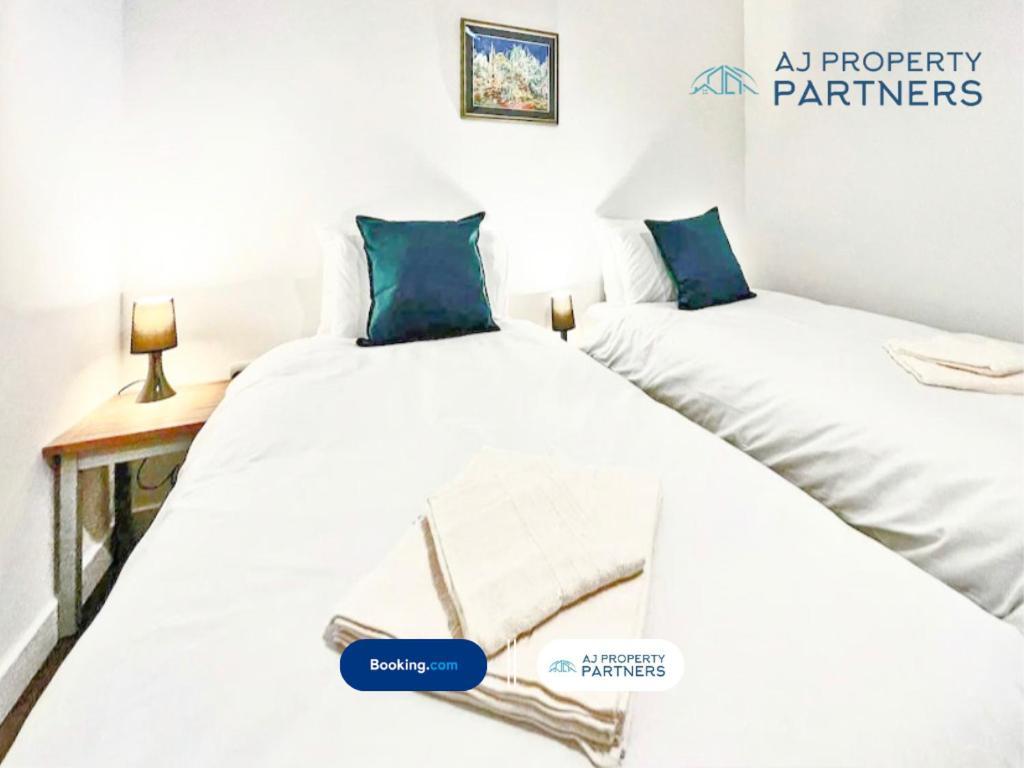Premium Offer L Last-Minute Escape L Aj Properties L High Street Cheltenham L Parking L Ideal For Short Or Long Stays - Town Centre Apartment, 4 Beds, 1 Bathroom 外观 照片
