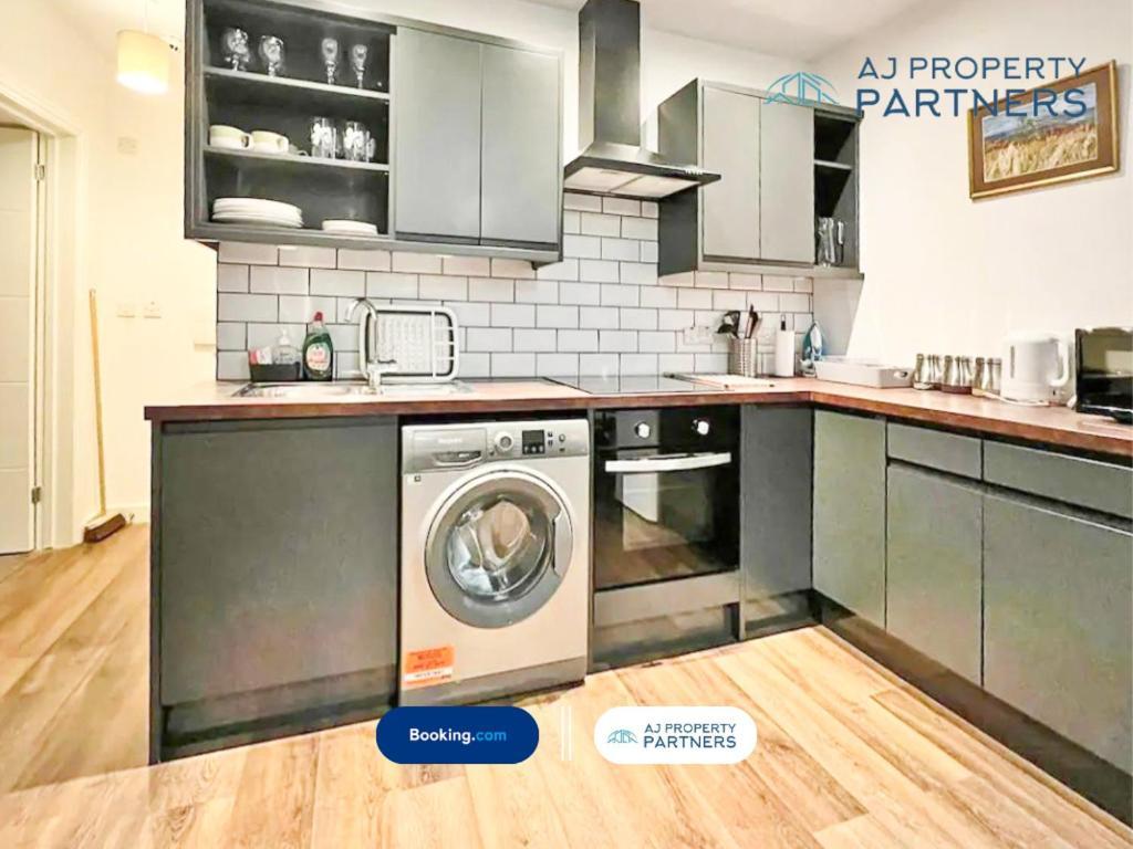 Premium Offer L Last-Minute Escape L Aj Properties L High Street Cheltenham L Parking L Ideal For Short Or Long Stays - Town Centre Apartment, 4 Beds, 1 Bathroom 外观 照片