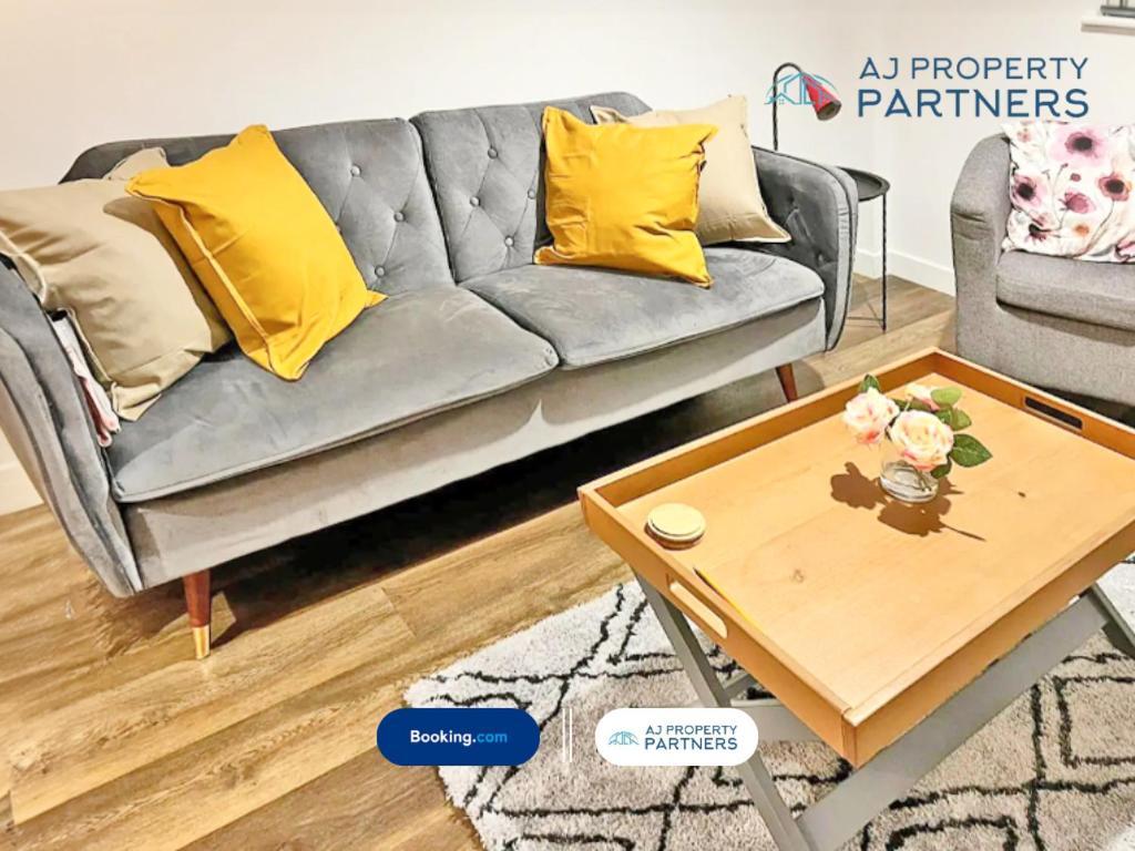 Premium Offer L Last-Minute Escape L Aj Properties L High Street Cheltenham L Parking L Ideal For Short Or Long Stays - Town Centre Apartment, 4 Beds, 1 Bathroom 外观 照片