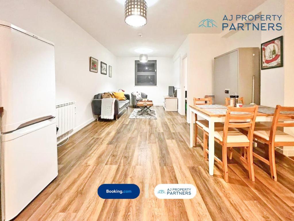 Premium Offer L Last-Minute Escape L Aj Properties L High Street Cheltenham L Parking L Ideal For Short Or Long Stays - Town Centre Apartment, 4 Beds, 1 Bathroom 外观 照片