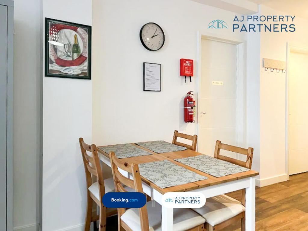 Premium Offer L Last-Minute Escape L Aj Properties L High Street Cheltenham L Parking L Ideal For Short Or Long Stays - Town Centre Apartment, 4 Beds, 1 Bathroom 外观 照片