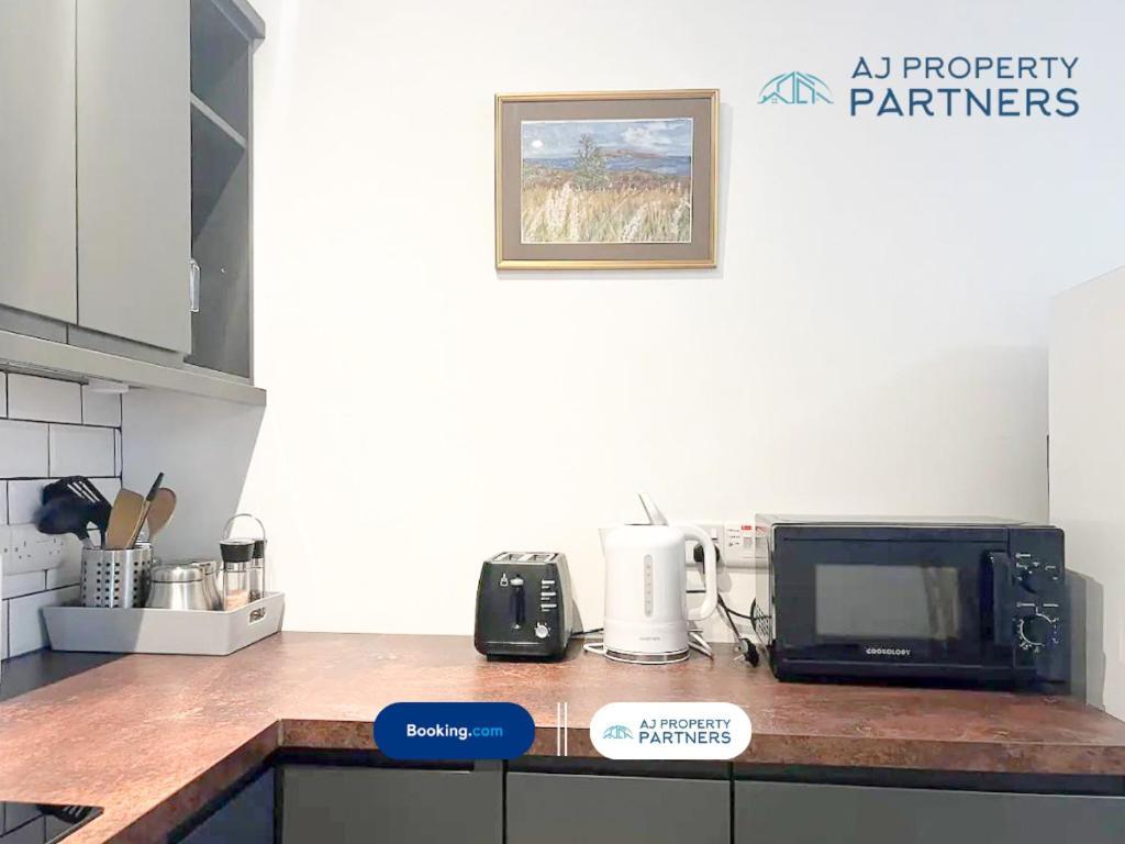 Premium Offer L Last-Minute Escape L Aj Properties L High Street Cheltenham L Parking L Ideal For Short Or Long Stays - Town Centre Apartment, 4 Beds, 1 Bathroom 外观 照片