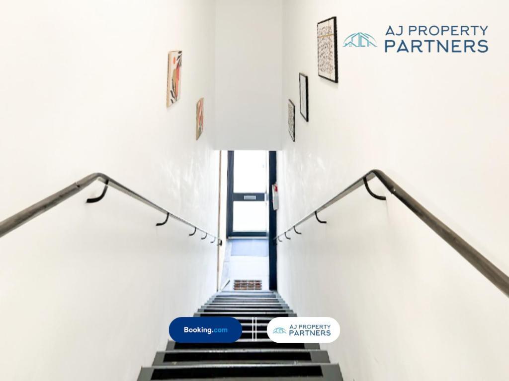 Premium Offer L Last-Minute Escape L Aj Properties L High Street Cheltenham L Parking L Ideal For Short Or Long Stays - Town Centre Apartment, 4 Beds, 1 Bathroom 外观 照片